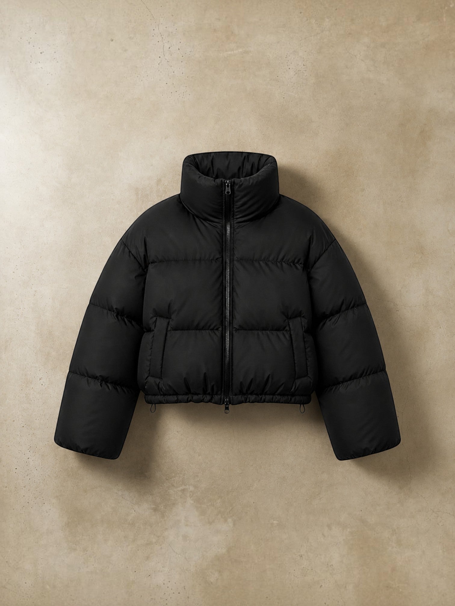 Chaqueta puffer cropped negra de cozyvibe con cuello alto, cierre frontal y diseño acolchado térmico