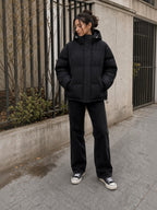 Chaqueta puffer negra oversize de cozyvibe con capucha, corte unisex y diseño acolchado para invierno
