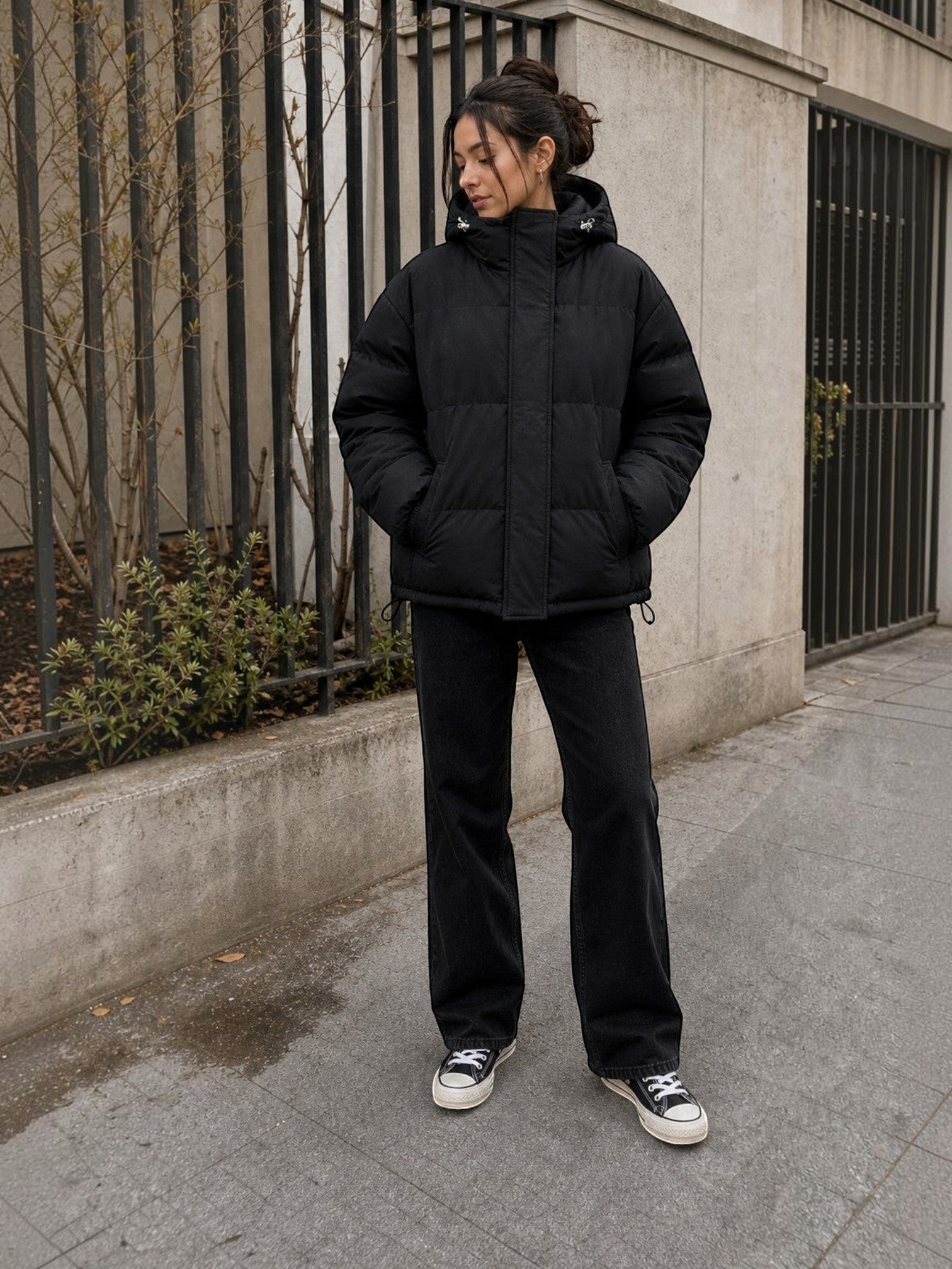 Chaqueta puffer negra oversize de cozyvibe con capucha, corte unisex y diseño acolchado para invierno