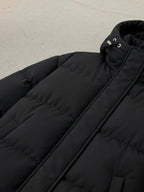 Chaqueta puffer negra unisex de cozyvibe con diseño acolchado, capucha ajustable y cierre frontal de cremallera