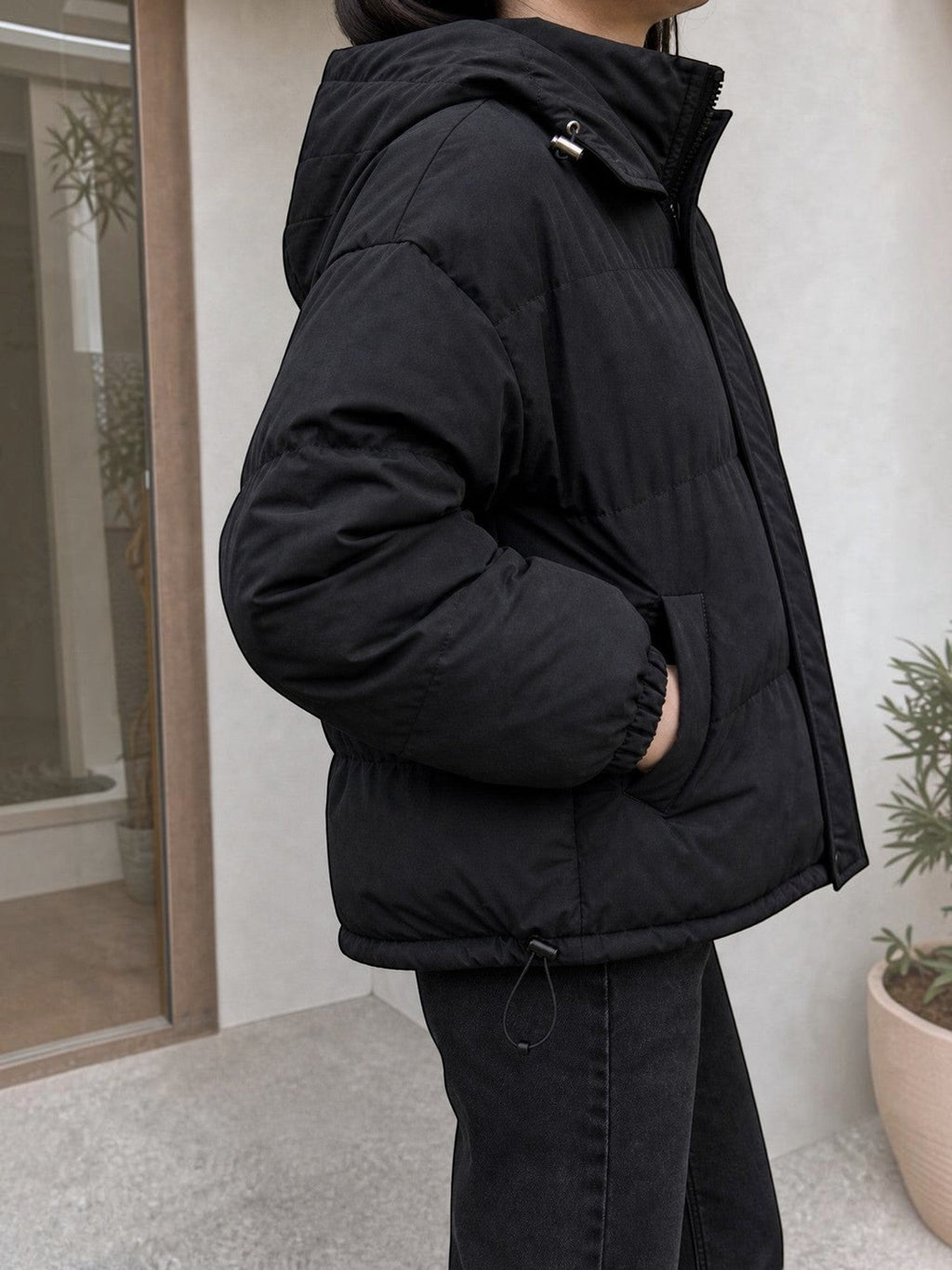 Chaqueta puffer negra oversize unisex de cozyvibe con capucha y cierre frontal, ideal para invierno.