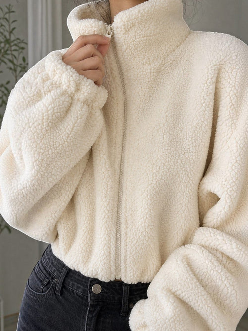 Polerón cozyvibe de chiporro teddy color albaricoque con cuello alto y cierre frontal, estilo oversize suave.