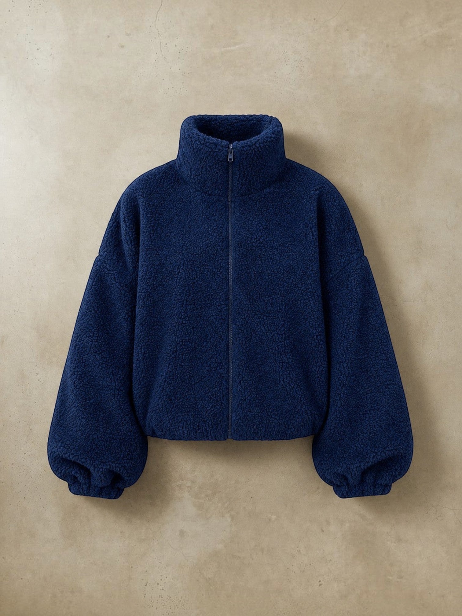 Polerón cozyvibe de chiporro teddy azul marino con cuello alto, cierre frontal y ajuste oversize para mujer
