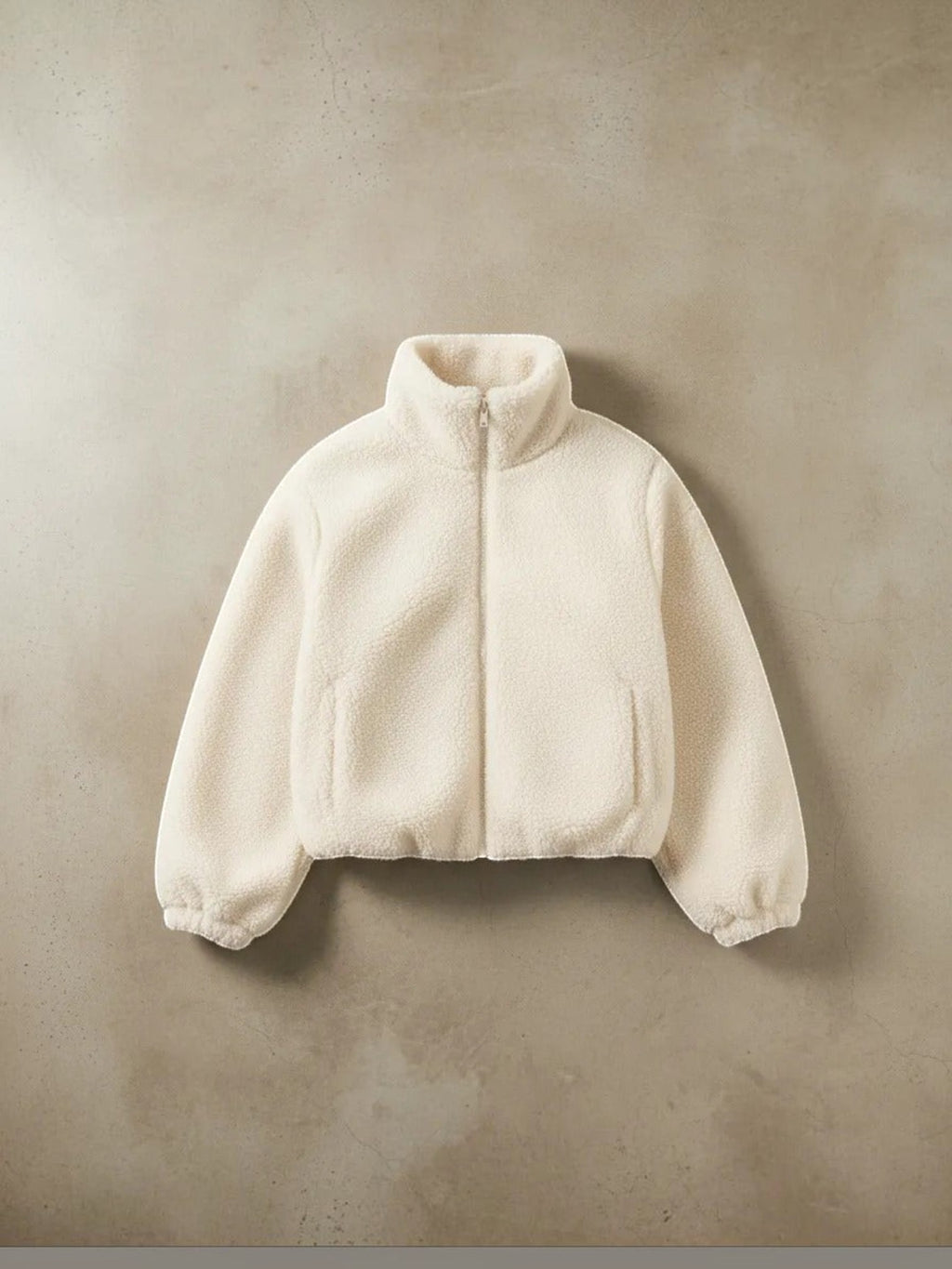 Polerón cozyvibe de chiporro teddy color albaricoque con cuello alto y cierre frontal, estilo oversize casual.