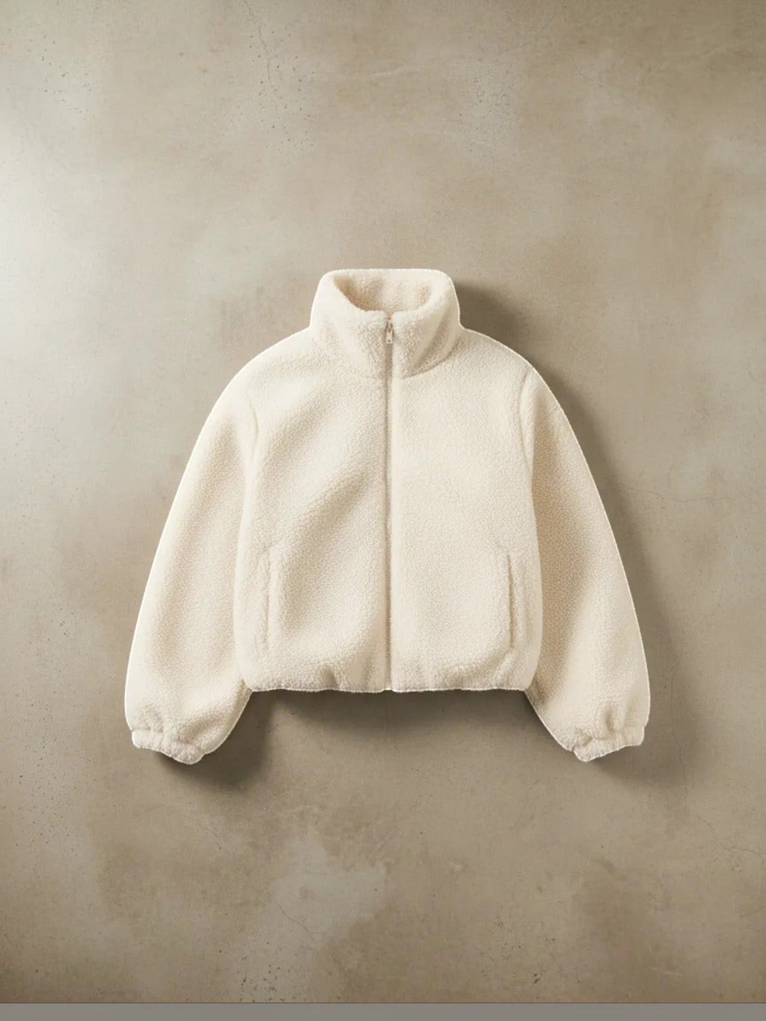 Polerón cozyvibe de chiporro teddy color albaricoque con cuello alto y cierre frontal, estilo oversize casual.
