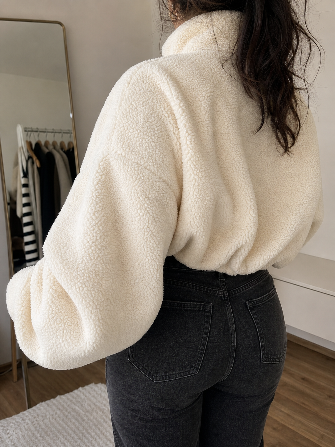 Polerón teddy oversize mujer, vista lateral del calce
