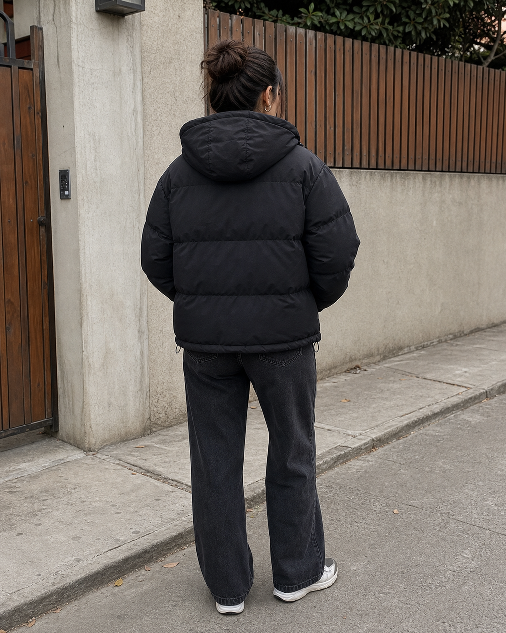 Chaqueta puffer negra oversize, vista de espalda y calce