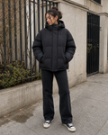 Chaqueta puffer oversize negra unisex, vista frontal completa