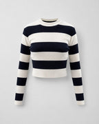 Sweater crop de tejido canalé cozyvibe con rayas horizontales negras y crema, manga larga y cuello redondo
