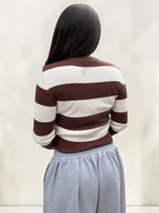 Sweater canalé a rayas café y crema, vista espalda - Cozy Vibes
