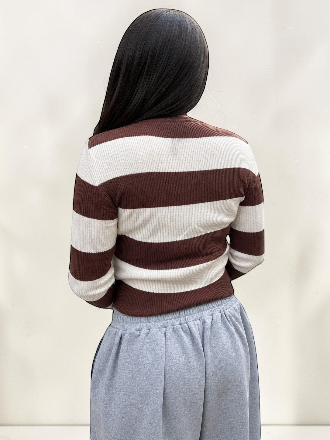 Sweater canalé a rayas café y crema, vista espalda - Cozy Vibes