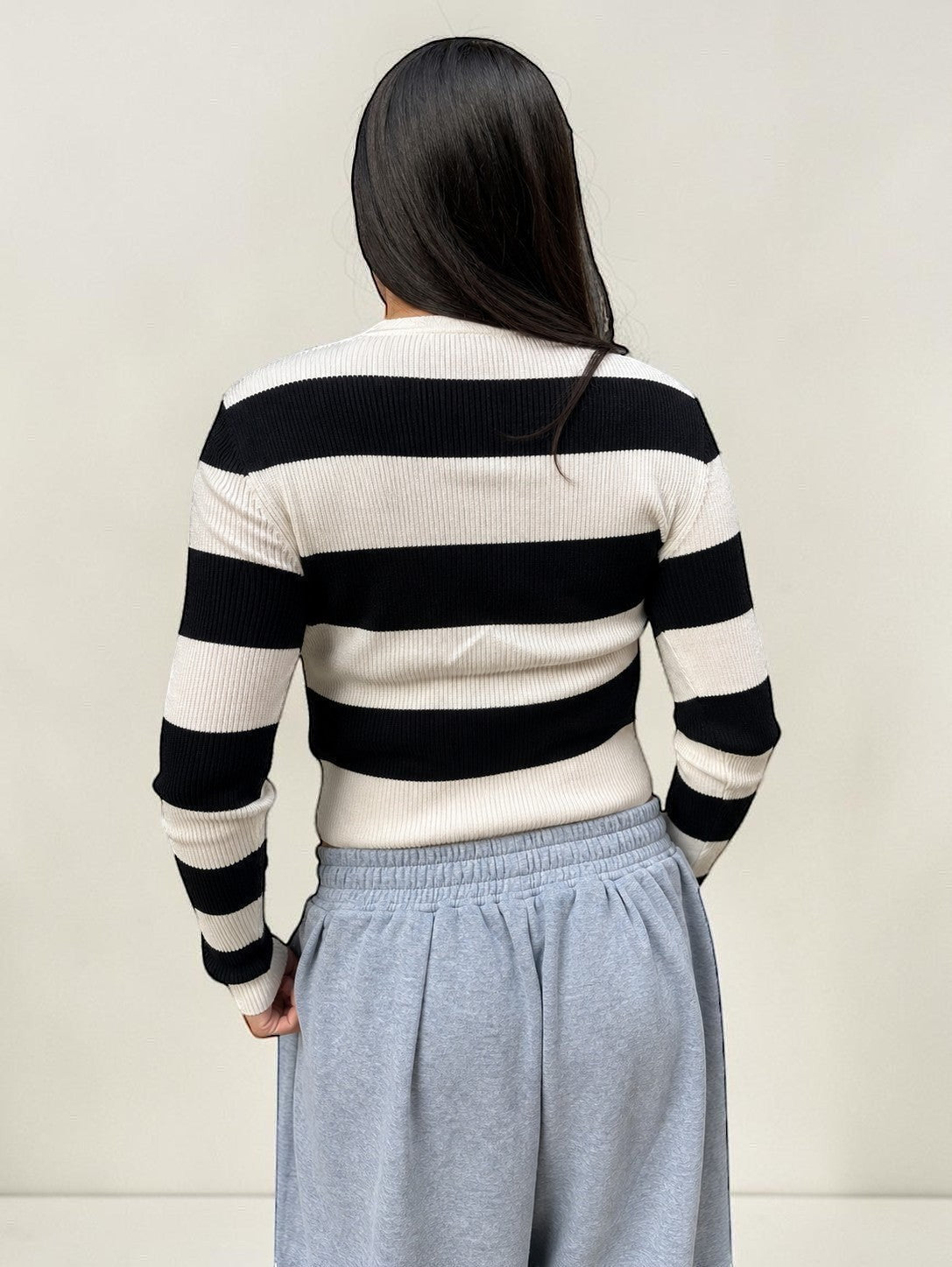 Sweater canalé a rayas negro y crema, vista espalda - Cozy Vibes