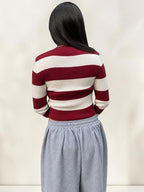 Sweater canalé a rayas rojo y crema, vista espalda - Cozy Vibes